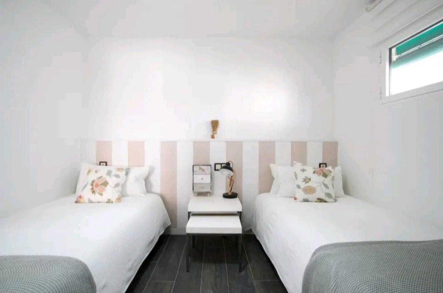 Stylish & Fully Furnished 3 Bedrooms Flat -4 Min Walk To Beautiful Beach Alicante Exterior photo