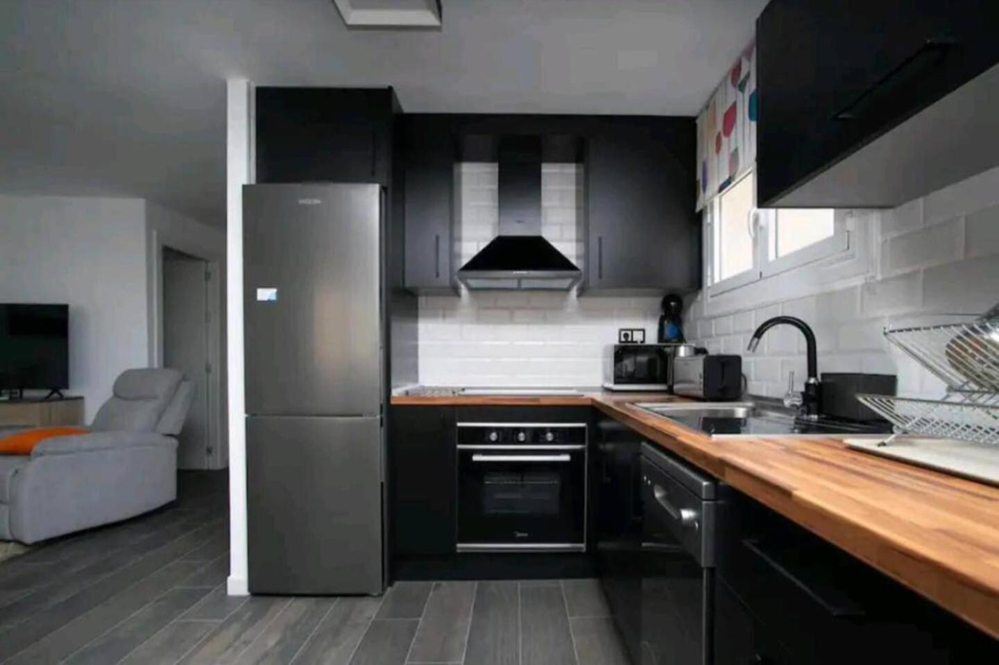Stylish & Fully Furnished 3 Bedrooms Flat -4 Min Walk To Beautiful Beach Alicante Exterior photo