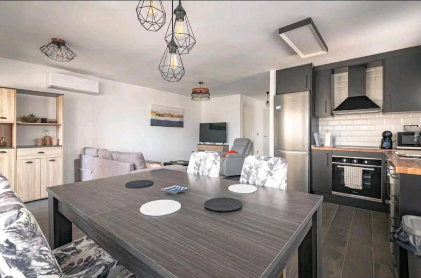 Stylish & Fully Furnished 3 Bedrooms Flat -4 Min Walk To Beautiful Beach Alicante Exterior photo
